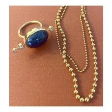 Ring med blå safir er en af vores Eneste Ene 🤍 
.
En perlerække af unikke smykker. Der findes kun en af slagsen, og de varierer i udtryk fra gang til gang. Vi sammensætter og kombinerer forskellige ædelsten kompromisløst. 🤍🤍🤍💎🤍
.
.
#smykker #enesteene #ring #guld #safir #diamanter #guldsmed #godthåndværk #gammelkongevej #frederiksberg