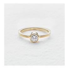 Diamantring 💎
.
Ringens udtryk er stramt og klassisk.
Fantasiens grænser sætter størrelsen på brillanten & brillantens størrelse sætter prisen på ringen.
Kan bruges som forlovelsesring, vielsesring, eller som du vil og gør dig glad. ❤️❤️
.
.
#ring #vielsesring #diamant #guld #forlovelsesring #håndlavet