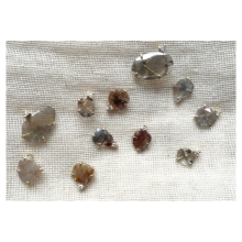 Æstetiks nye Eneste Ene diamantskiver-ørestikker 
er kommet i butikken . 
Hver ørestik er i guld og har en smuk eventyrlig diamantskive og en lille brilliant. 
.

.

Bær én enkelt i det ene øre, eller find to, der har samme eventyrlige udtryk 🤍