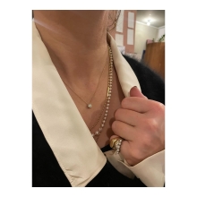 Æstetiks halskæder -
Svævende diamanter, fine kuglekæder i guld og tidsløse perlecollier med dråbelås, der er uendelige kombinationer -
Smukke hver for sig og sammen 🤍