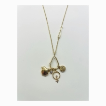 Vedhængs dråbe til at opsamle minder 🤍
I 18 kt med diamant 
på en lang guldkæde med dråbelås.
•
• fredsdue 
• en diamant fra farmors gamle ring.
• kvindetegn 
• medaljon vedhæng 
•
Du kan mikse de vedhæng som betyder noget for dig gamle og nye minder 🤍