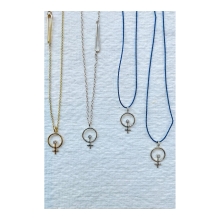 Glædelig kvindernes kampdag – i dag og alle andre dage på året. ✊🏿✊🏻✊🏾✊🏽❤️
•
lille vedhæng i guld eller sølv med diamant